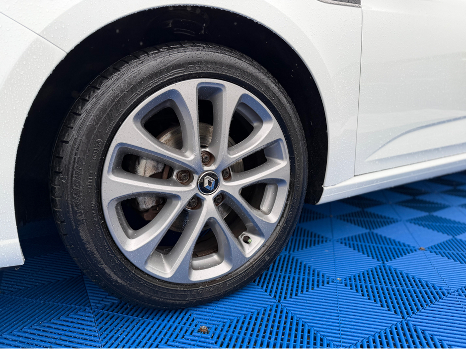 2018 Renault Megane - image 11