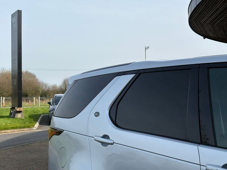 2024 Land Rover Discovery - image 30