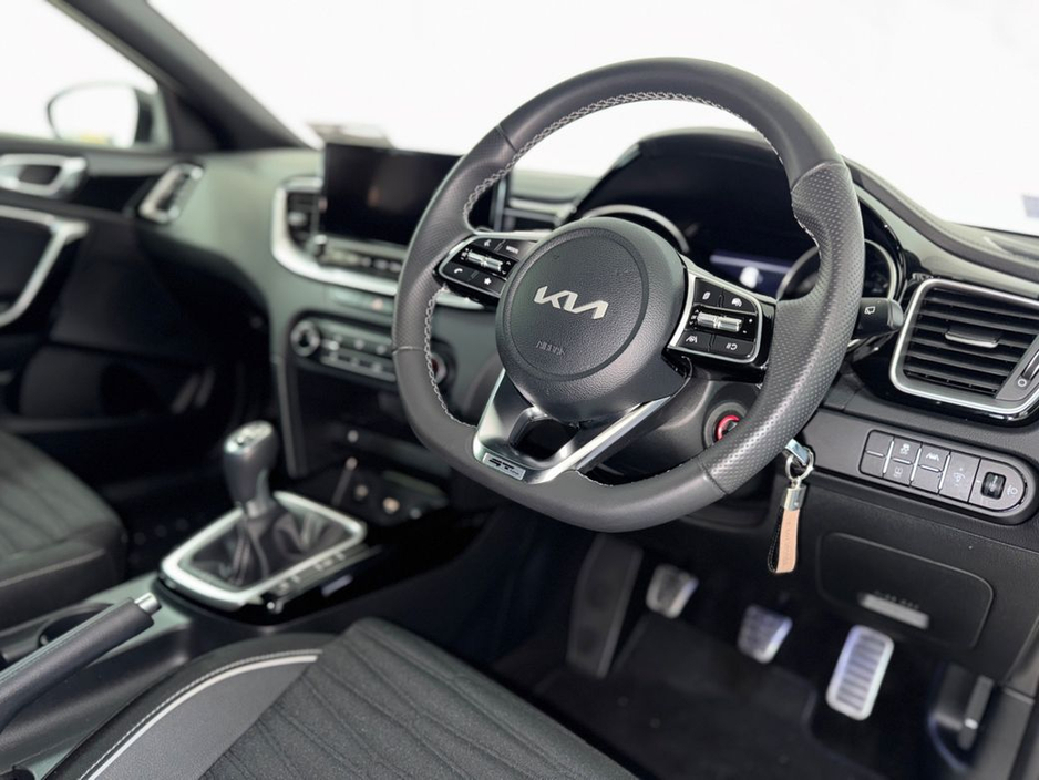 2025 Kia Ceed - image 2