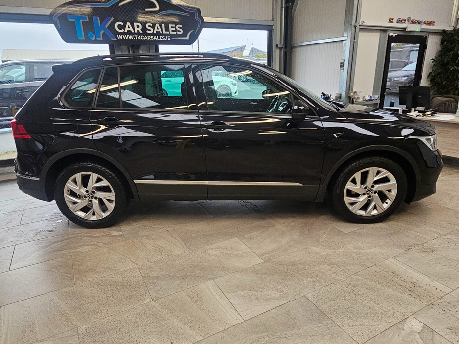 2021 Volkswagen Tiguan - image 3