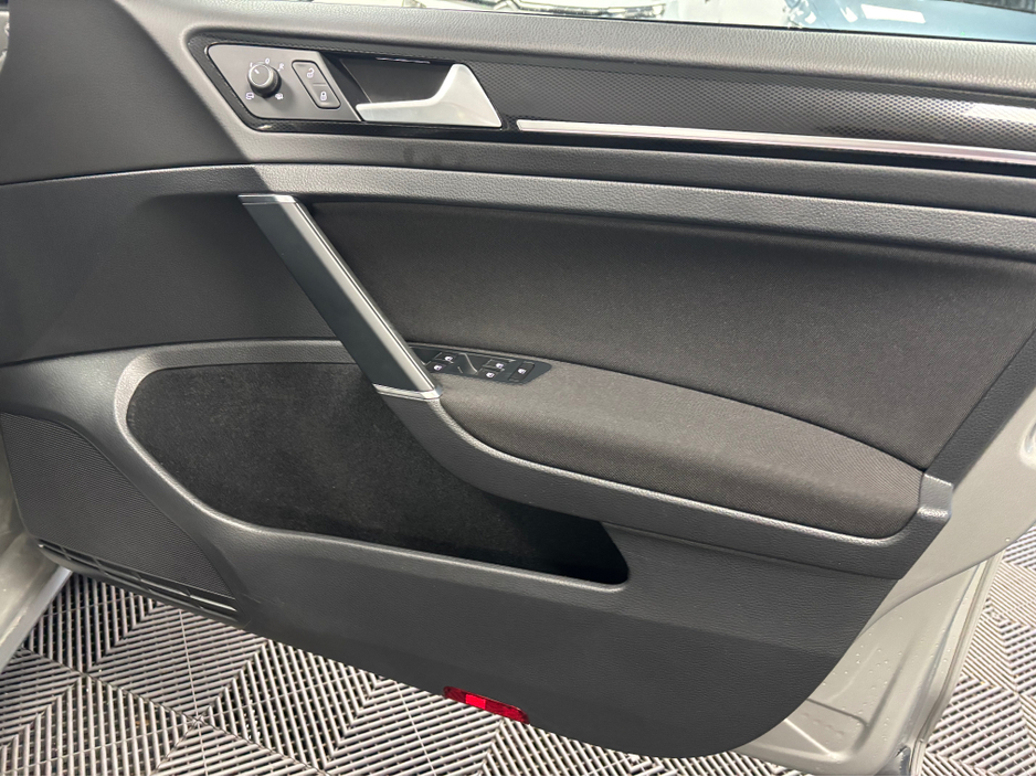 2016 Volkswagen Golf - image 9