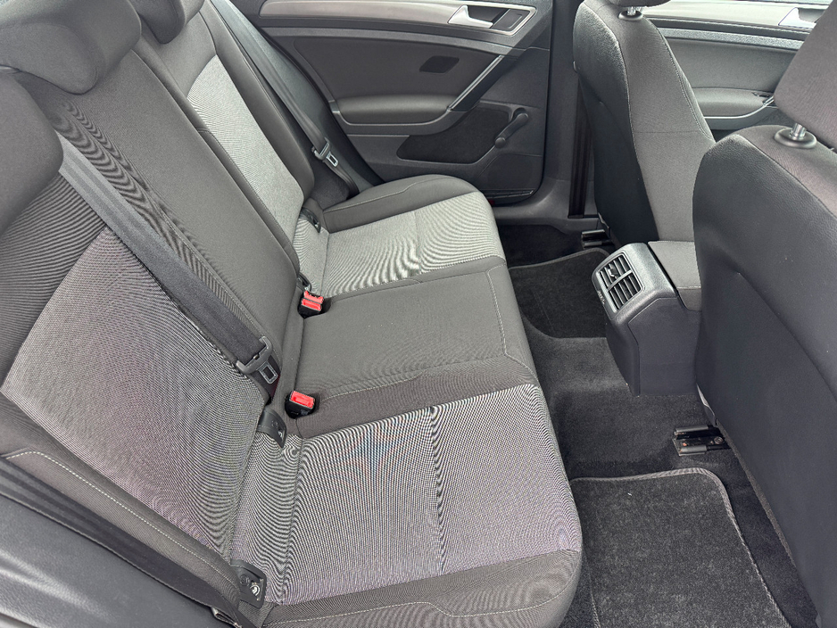 2013 Volkswagen Golf - image 19