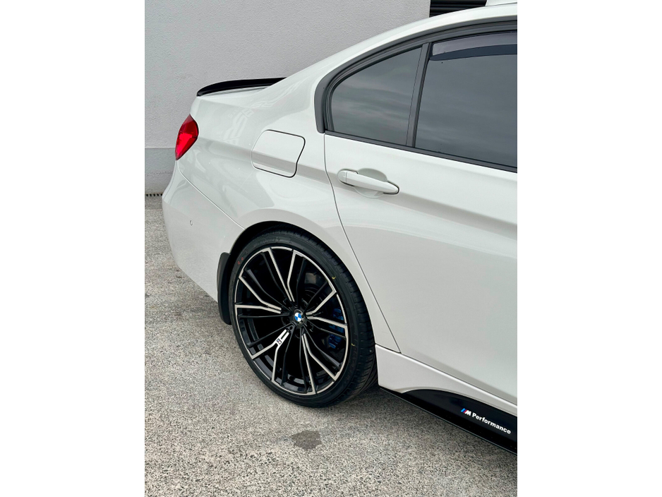 2017 BMW 3 Series - image 15