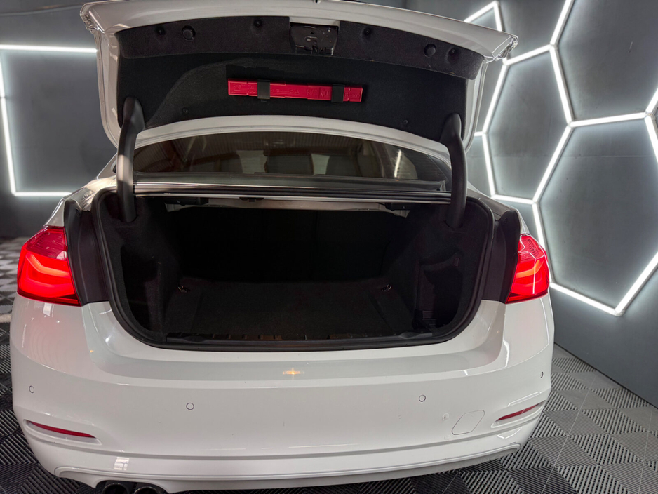 2016 BMW 3 Series - image 15