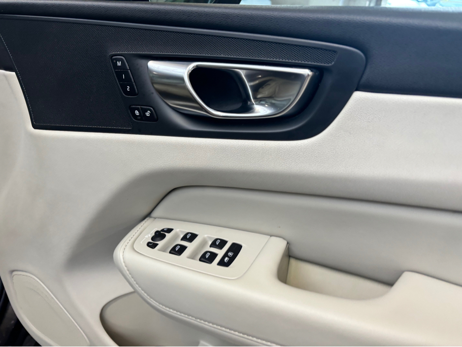 2023 Volvo XC60 - image 23