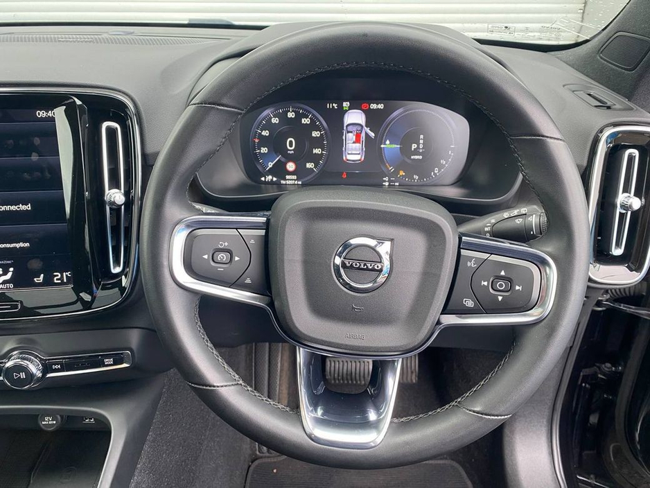 2022 Volvo XC40 - image 6