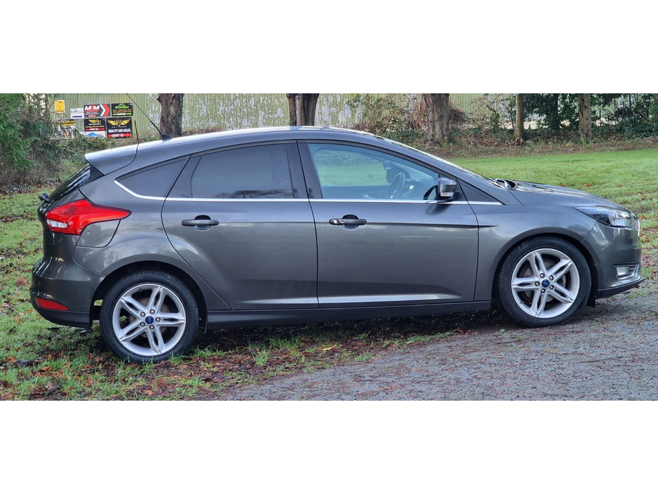 2016 Ford Focus - image 8