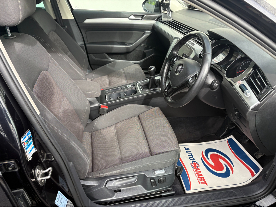 2018 Volkswagen Passat - image 5