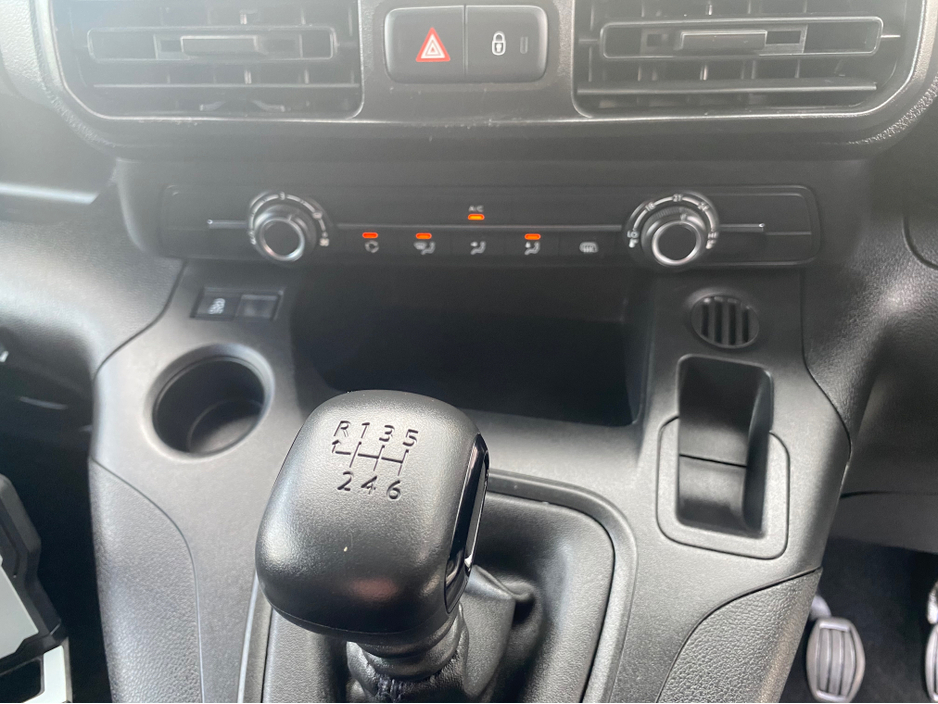 2022 Opel Combo - image 12