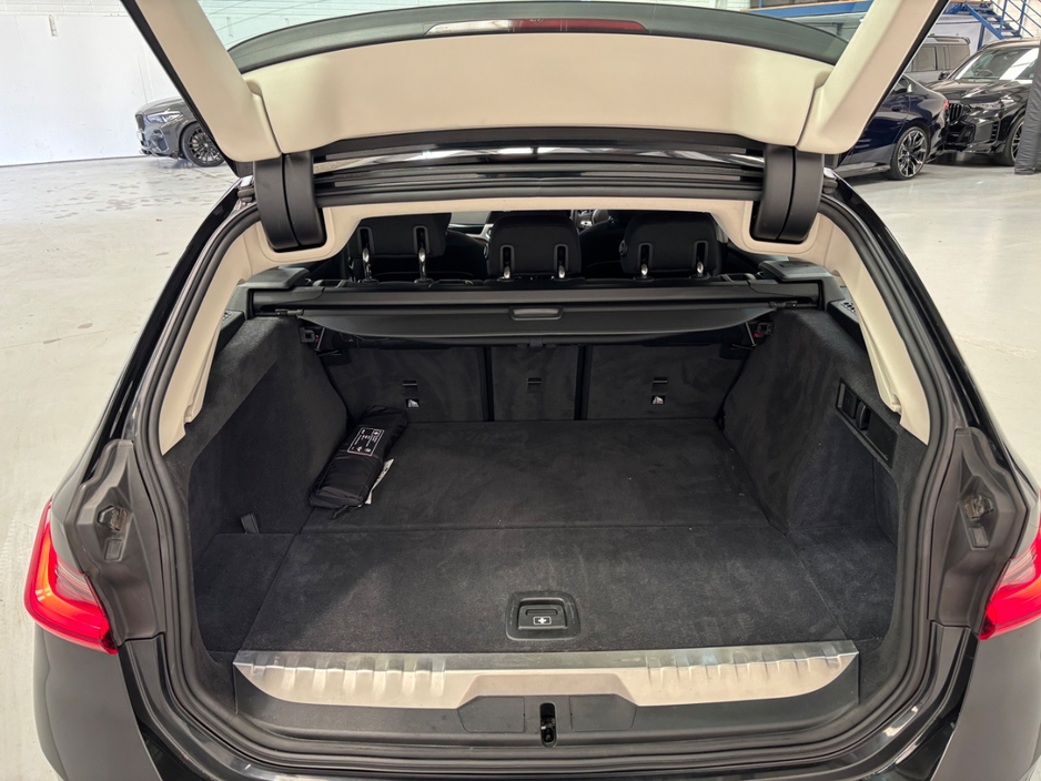 2022 BMW 3 Series - image 12