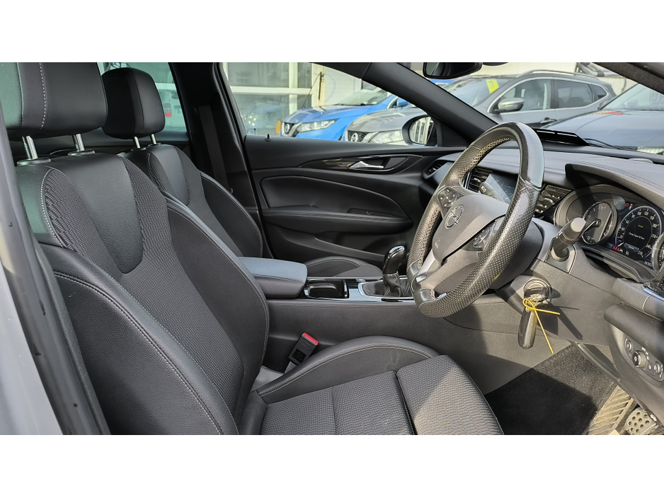 2021 Opel Insignia - image 10