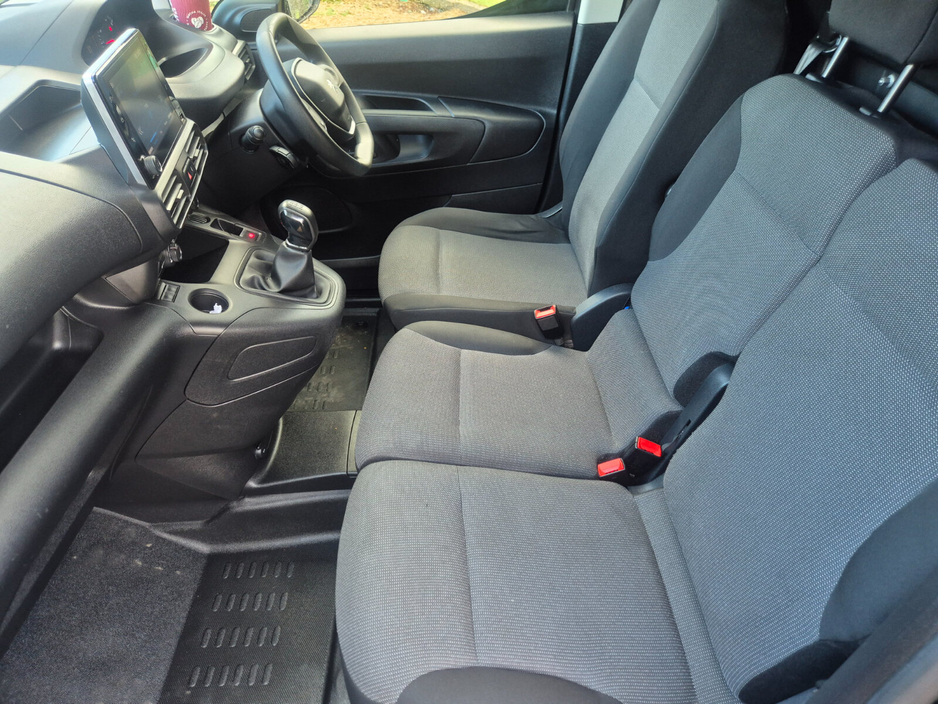 2021 Peugeot Partner - image 6