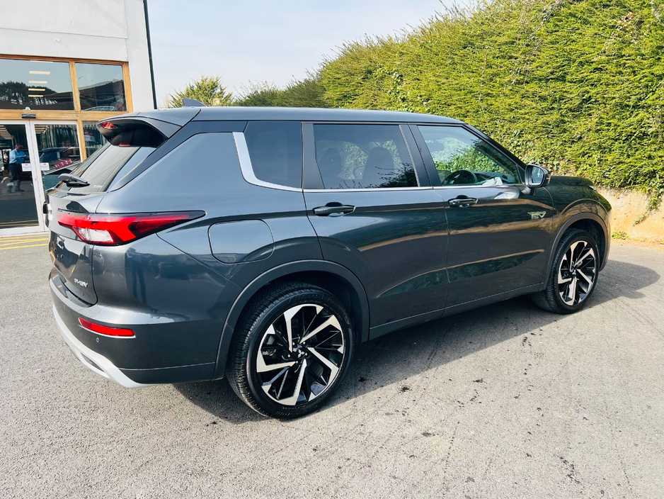 2024 Mitsubishi Outlander - image 14