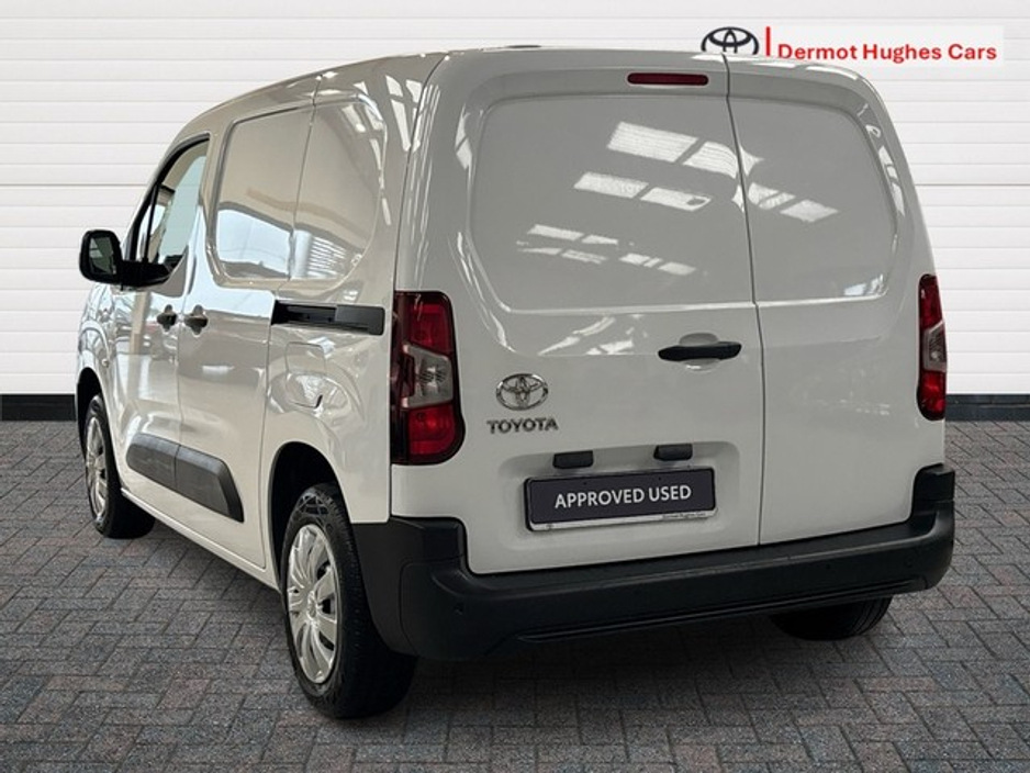 2024 Toyota Proace City - image 2