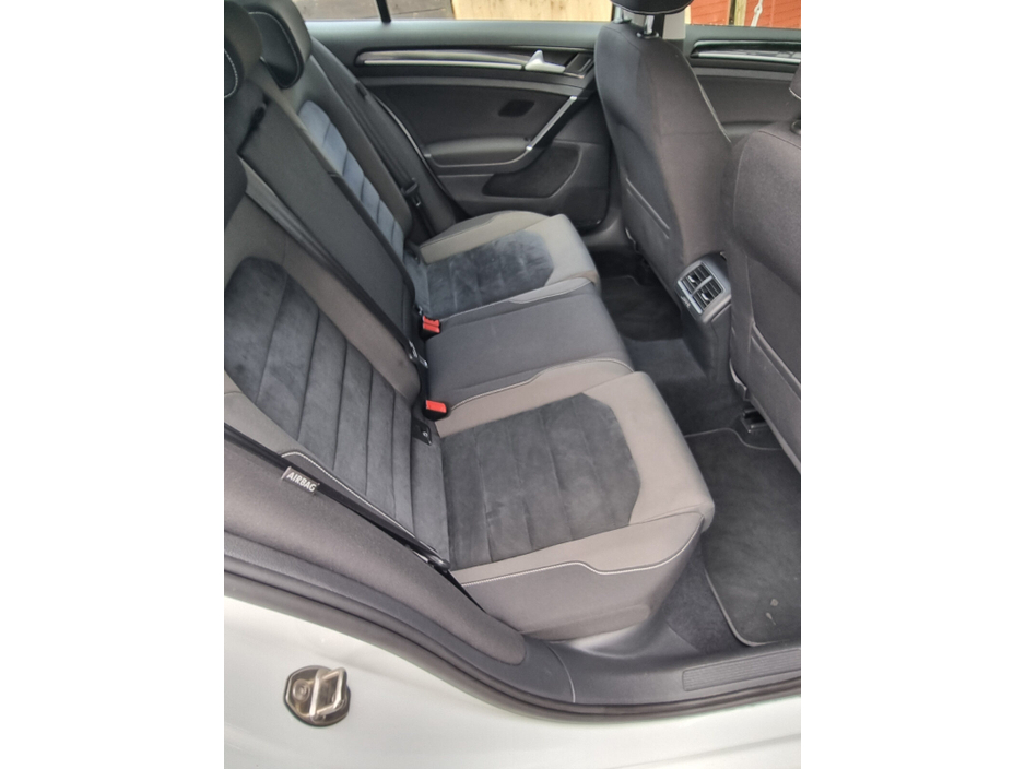 2016 Volkswagen Golf - image 10