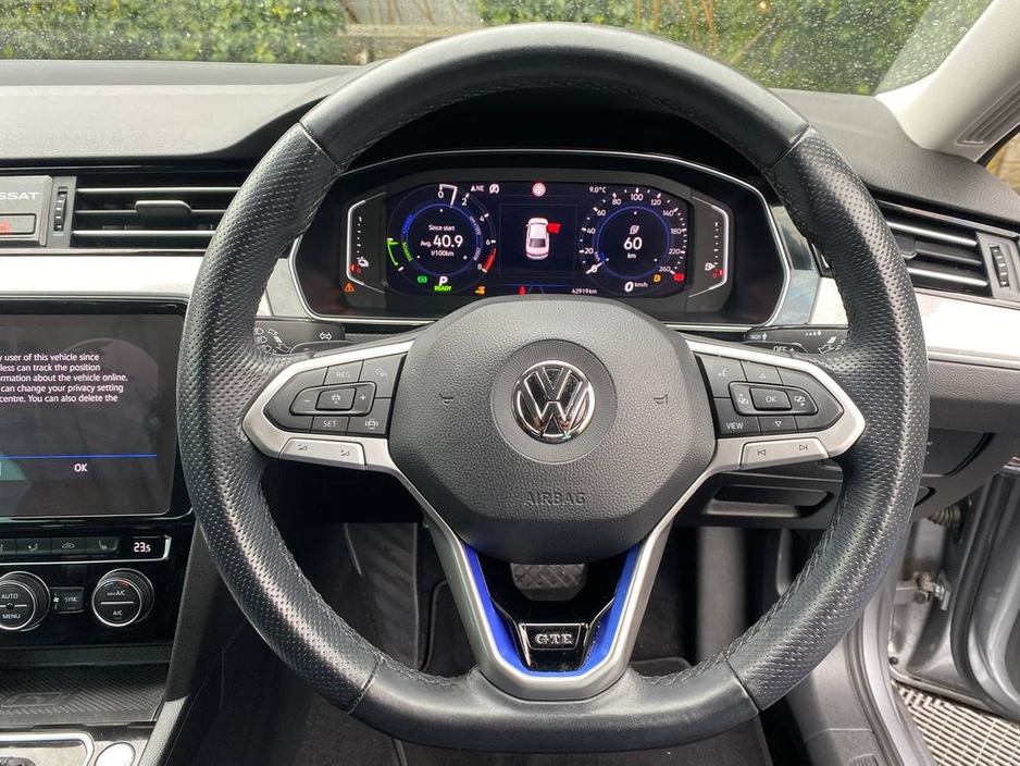 2020 Volkswagen Passat - image 4