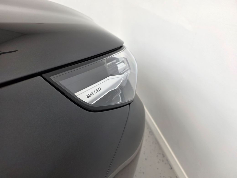 2025 BMW 5 Series - image 9