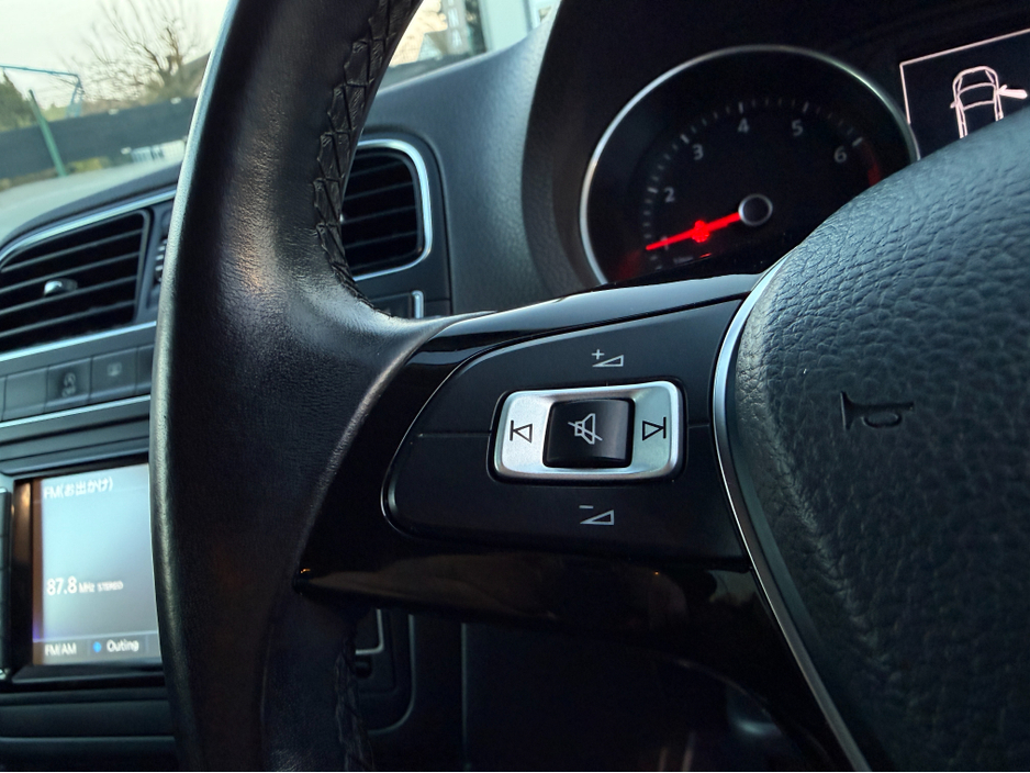 2016 Volkswagen Polo - image 15