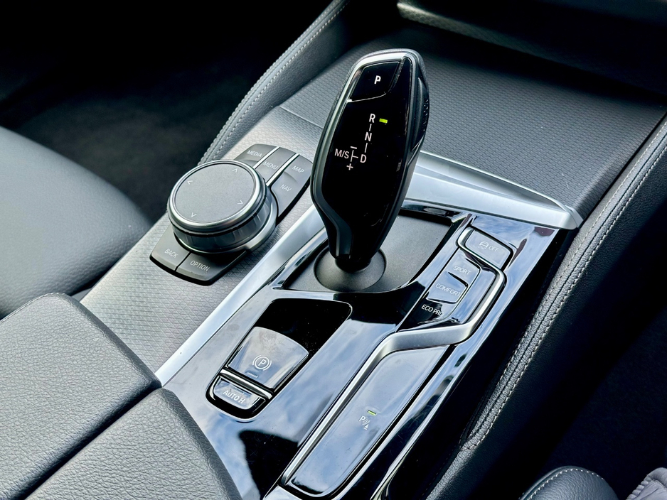 2022 BMW 5 Series - image 12