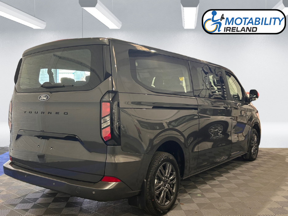 2026 Ford Tourneo Custom - image 2