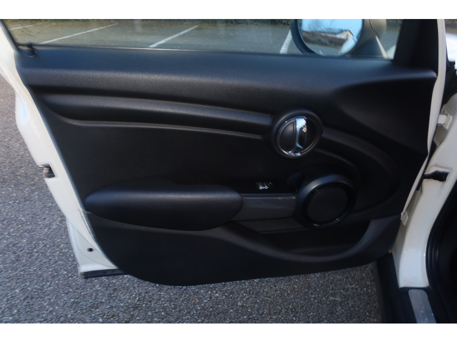 2015 MINI Hatch - image 10