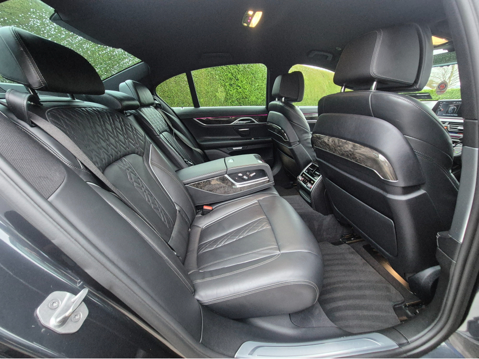 2016 BMW 7 Series - image 17