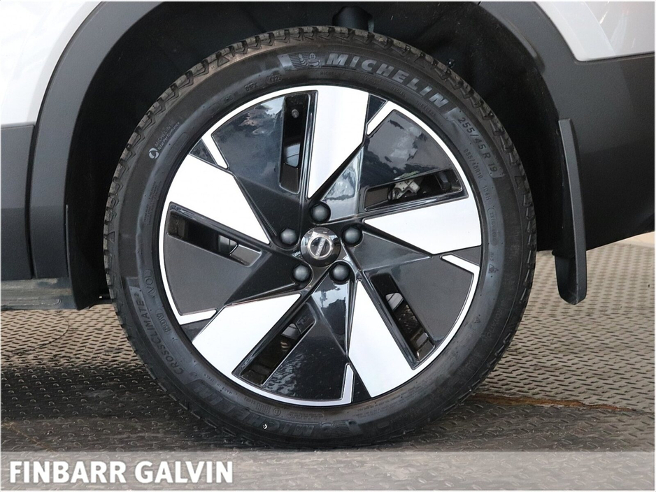 2025 Volvo XC40 - image 14