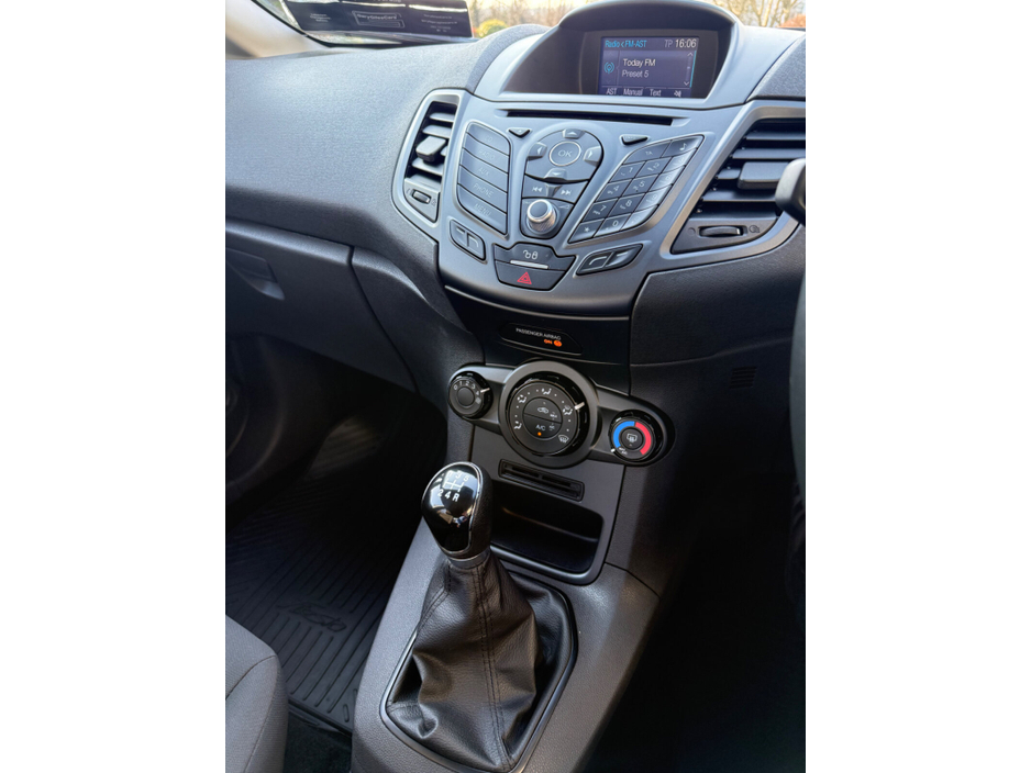 2017 Ford Fiesta - image 12