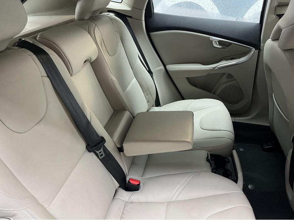 2016 Volvo V40 - image 12