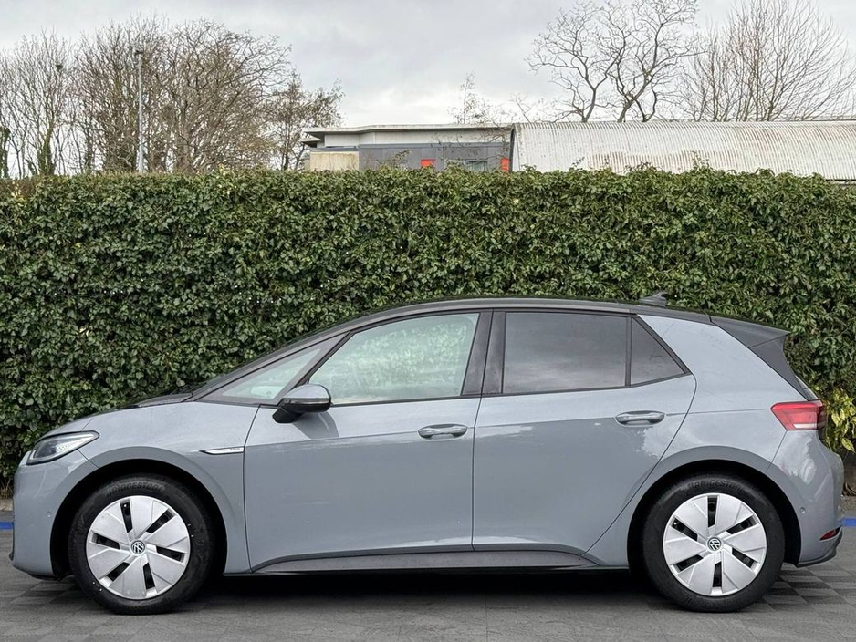 2023 Volkswagen ID.3 FAMILY 58KWH // PANORAMIC SUNROOF // HEATED SEATS // APPLE CARPLAY/ANDROID AUTO €22,450