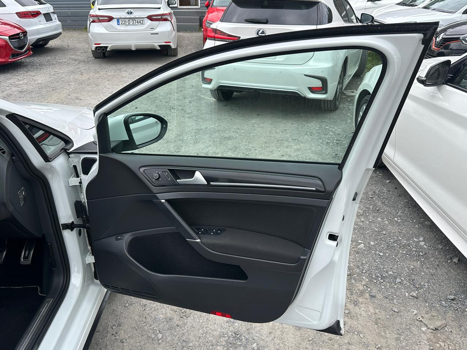 2015 Volkswagen Golf - image 10