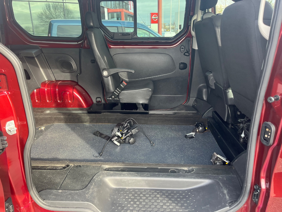 2023 Renault Trafic Passenger - image 16