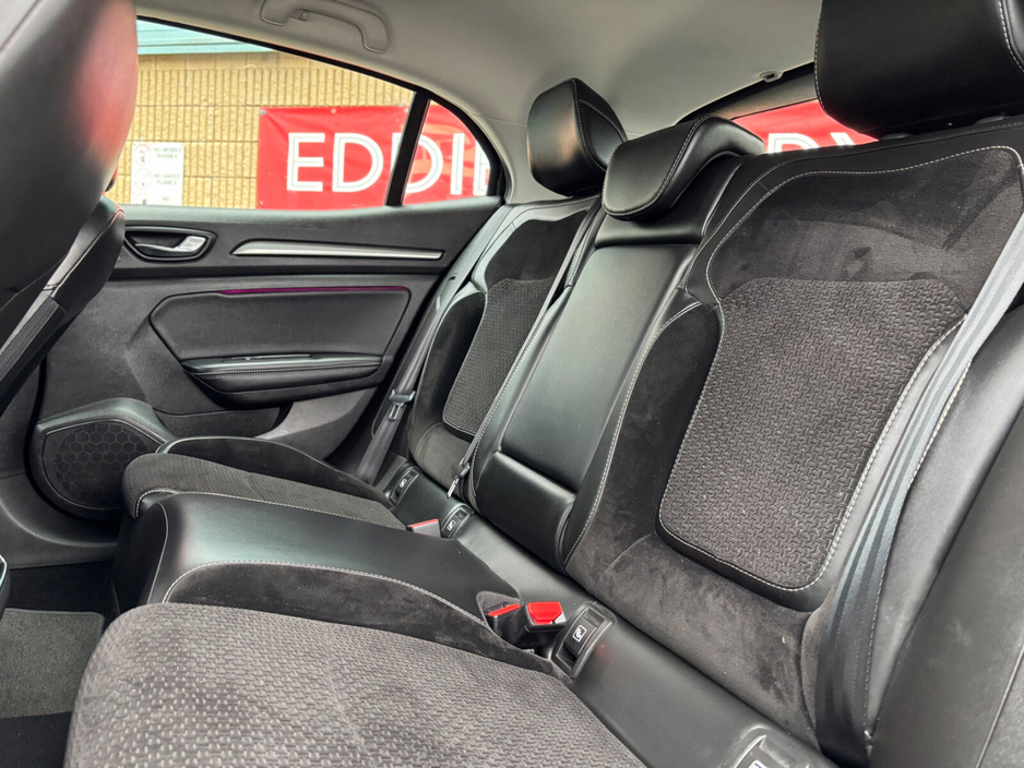 2016 Renault Megane - image 12