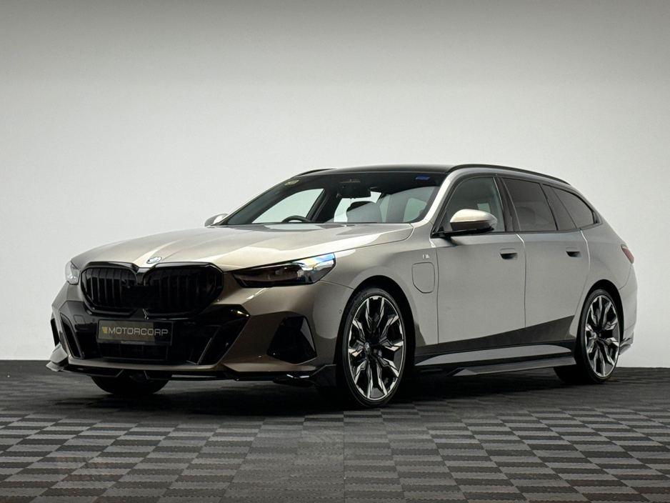 2025 BMW 5 Series - image 3