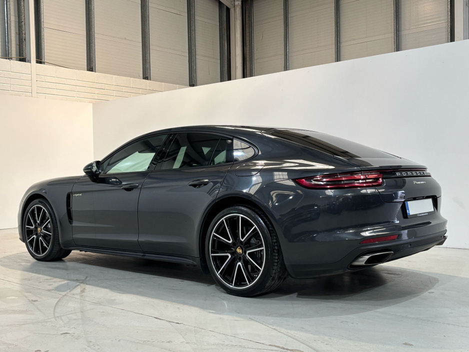 2018 Porsche Panamera - image 9