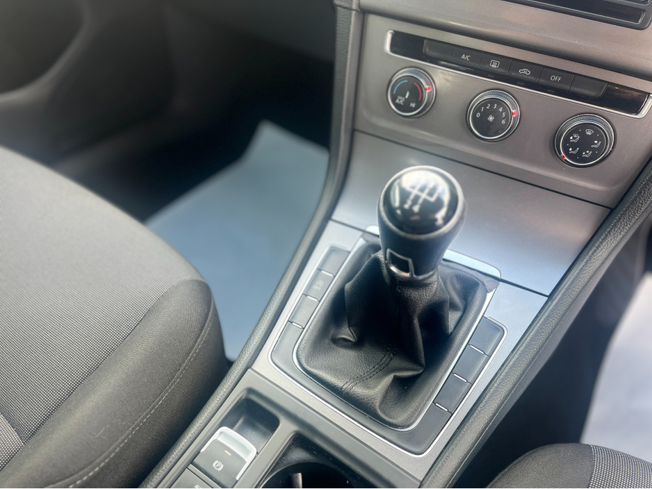 2013 Volkswagen Golf - image 14