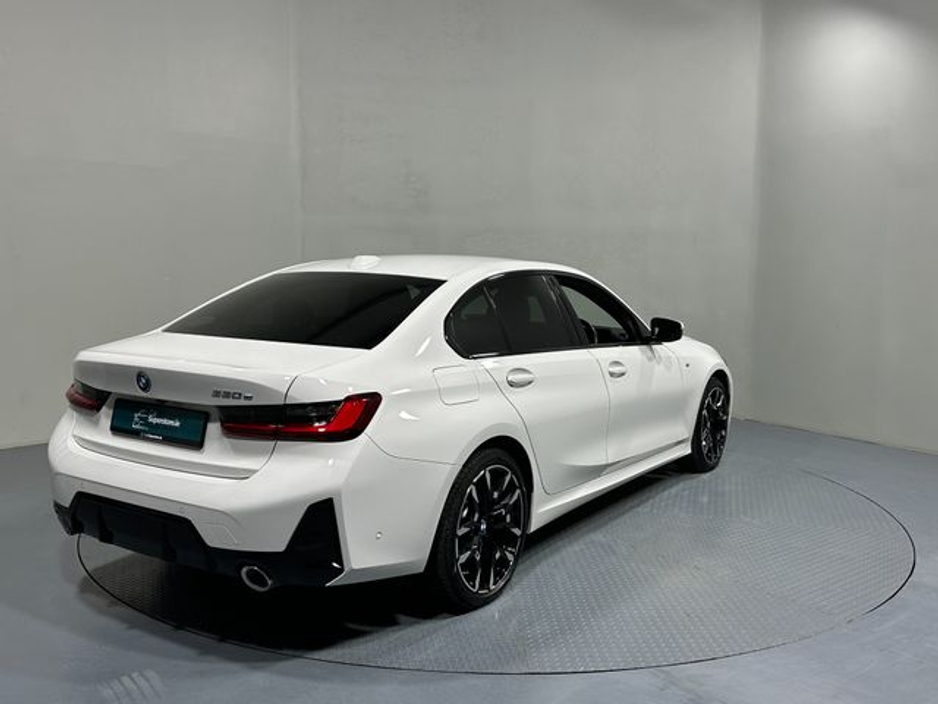 2025 BMW 3 Series - image 7