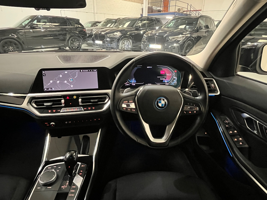 2021 BMW 3 Series - image 9