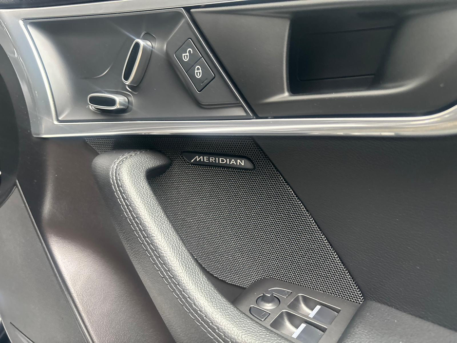 2018 Jaguar F-Type - image 19