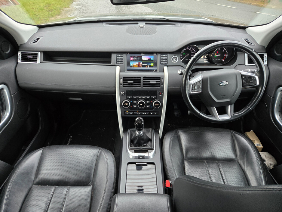 2015 Land Rover Discovery - image 12