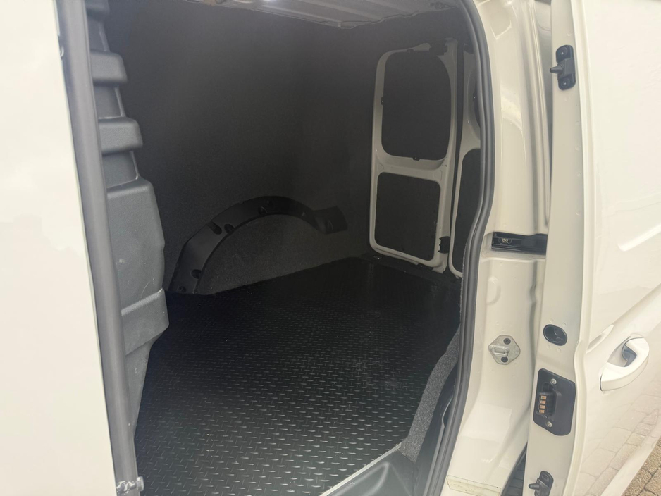 2021 Volkswagen Caddy - image 17