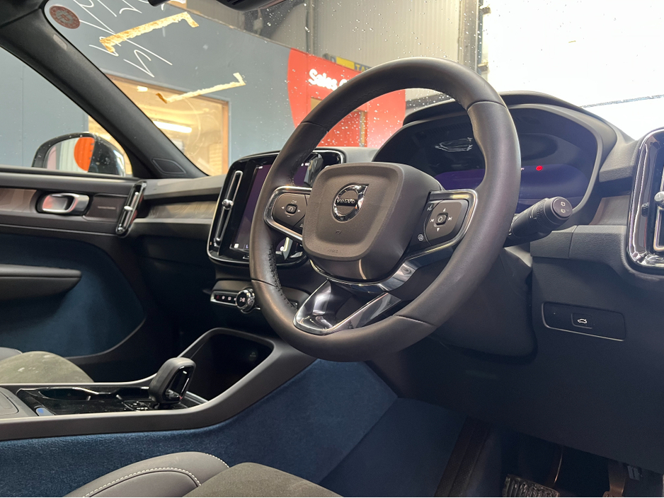 2022 Volvo XC40 - image 9