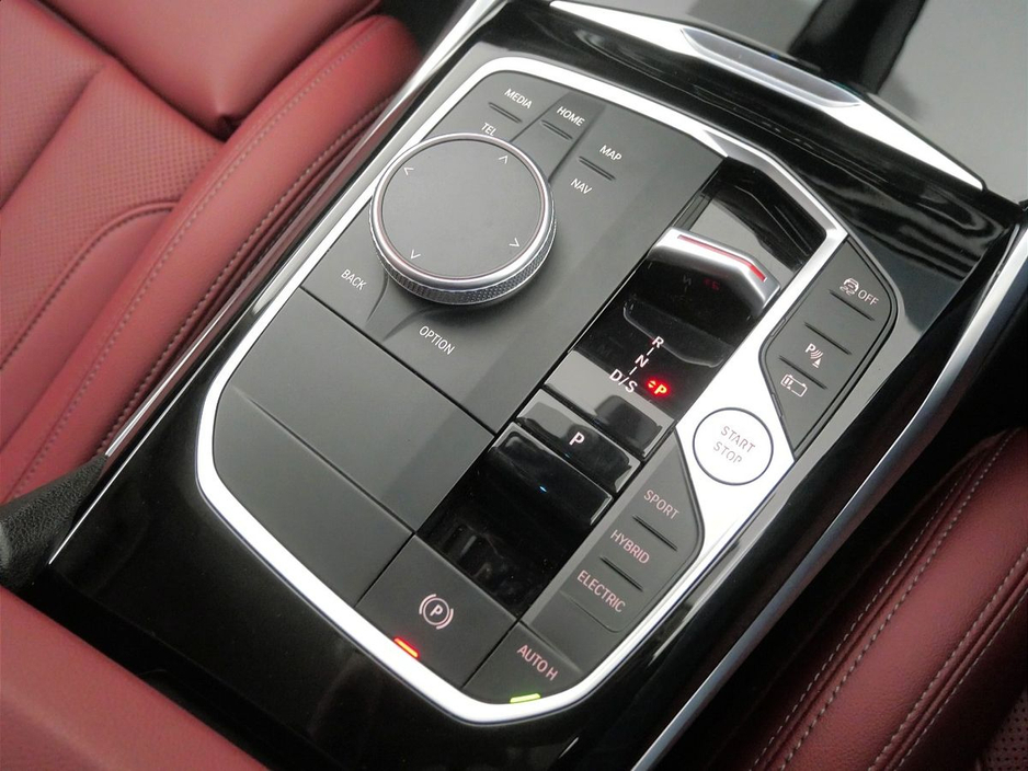 2024 BMW 3 Series - image 10