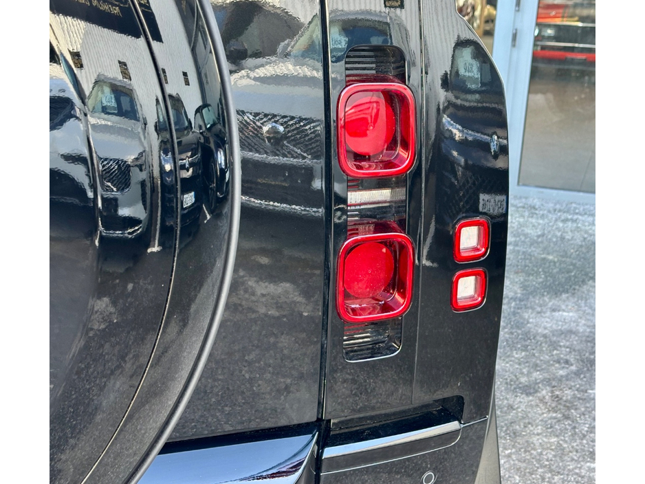 2025 Land Rover Defender - image 8