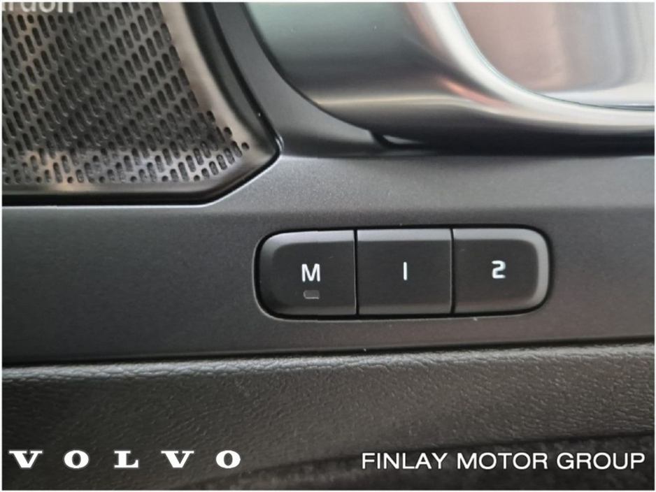 2022 Volvo XC40 - image 17