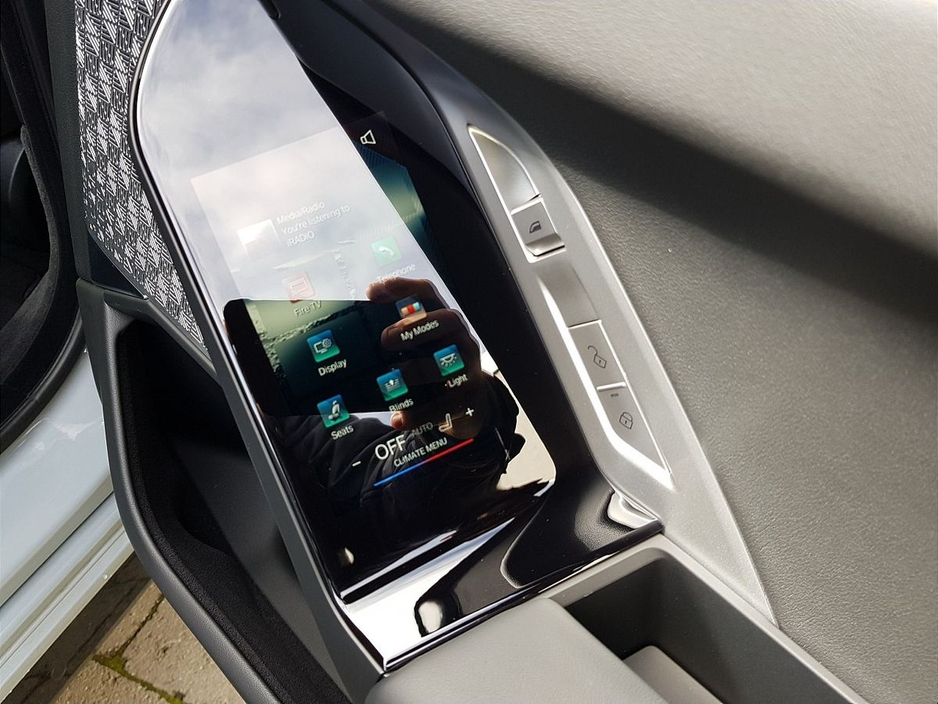 2025 BMW 7 Series - image 26