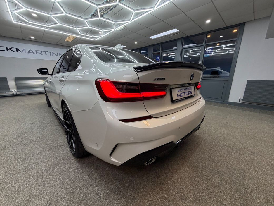 2019 BMW 3 Series - image 17