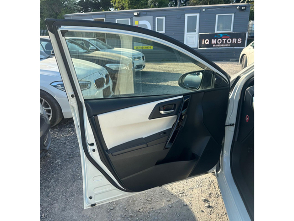 2016 Toyota Auris - image 12