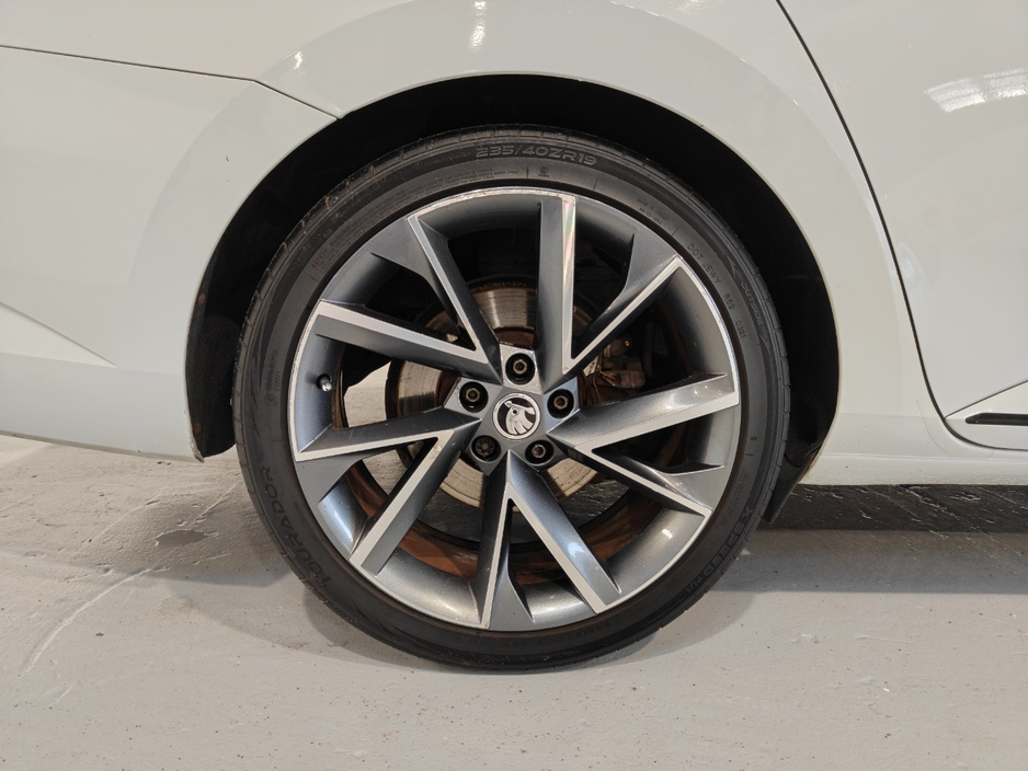 2018 Skoda Superb - image 10