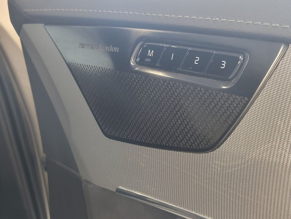 2023 Volvo XC90 - image 9